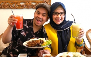 Indra Bekti Ungkap Kondisi Sang Istri Usai Ditemukan Cairan Di Paru-Paru