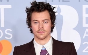 Jawaban Harry Styles Saat Dikritik Soal Hobi Pakai Baju Wanita