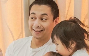 Raditya Dika Unggah 'Bukti' Kedua Anaknya Sudah Sadar Kamera Sejak Usia 1 Bulan