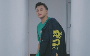 Berkat Lagu 'Cuek' Trending, Rizky Febian Dapat Piala Dari Google