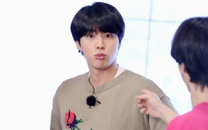 Jin Masukin TV ke Keranjang Belanjaan Toko Pop Up BTS, RM Turun Tangan