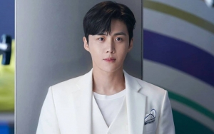 Visual Kim Seon Ho Pakai Syal Tebal di '2 Days & 1 Night' Disebut Ganteng Banget