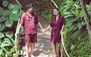 Shandy Aulia dan Suami Guling-Guling di Pantai Demi Foto Estetik, Body Goals Seksi Bikin Salfok