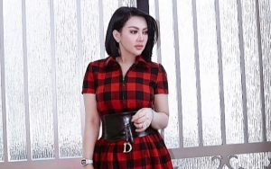 Casing Ponsel Milik Syahrini Berlapis Emas 24 Karat, Harganya Bikin Jiwa Miskin Meronta
