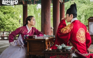 Kim Jung Hyun dan Shin Hye Sun Saling Tertawakan Akting di Lokasi 'Mr. Queen'