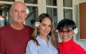 Nangkring di Atas Sofa, Gaya Cetar Mama Cinta Laura di Hari Ibu Bak Yuni Shara Hingga Demi Moore