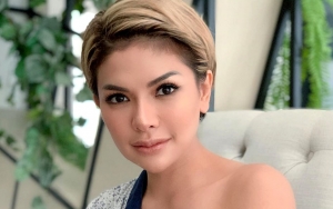 Akun IG-nya Mendadak Lenyap, Nikita Mirzani Malah Bagi-bagi Uang dan Gelang Hermes