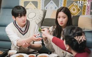 Moon Ga Young Uji Pengetahuan Cha Eunwoo Soal Make Up di Lokasi Syuting 'True Beauty'