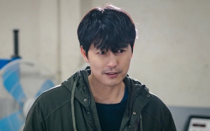 Visual Jung Woo Sung Dipuji Terlalu Ganteng di Foto Adegan 'Delayed Justice'