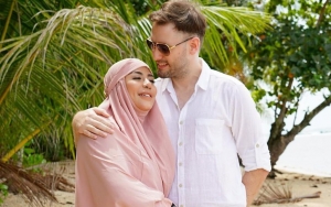 Posting Foto Sedang Dirangkul Suami, Cinta Penelope: Penyakitku Lari