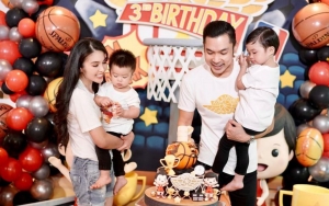 Telinga Anak Sandra Dewi Berdarah Karena Gunting, Pose Ayah Tampan Saat Menemani Bikin Salfok