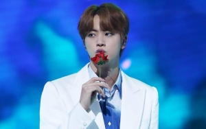 Sosok dalam Foto Pra Debut Jin BTS di Australia Kejutkan Netizen, Siapa?
