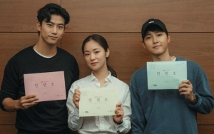 Song Joong Ki, Jeon Yeo Bin dan Taecyeon Serius Tapi Santai di Pembacaan Naskah Pertama 'Vincenzo'