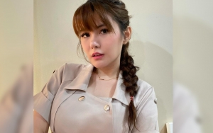 Angela Lee Mesra Bareng Suami, Caption Nyeleneh Ala Terciduk Kamera Tersembunyi Jadi Sorotan