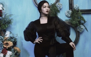 Cara Ariel Tatum Baca Buku Sambil Bersandar di Lantai Tangga 'Meresahkan'! Kok Bisa?