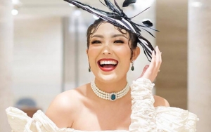 Ayu Dewi Tutupi Bagian Perut Yang Terekspos Dengan Stiker, Netizen: Glowing