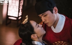Ciuman Kelewat Panas Shin Hye Sun dan Kim Jung Hyun di 'Mr. Queen' Bikin Netizen Heboh