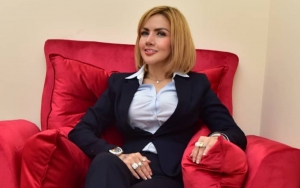 Barbie Kumalasari Pamer Ponsel Lipat Super Mahal, Bagian Wajah dan Dagu Jadi Sorotan