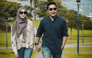 Bagikan Foto Lawas Arie Untung, Fenita Arie Tulis Pesan Menyentuh Ini