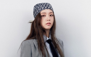 Jisoo BLACKPINK Pemotretan dengan Rambut Keriting, Cantik Banget Bak Dewi