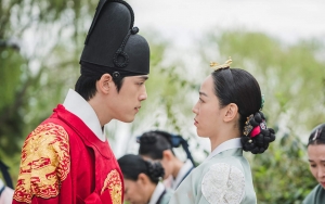 Momen Romantis Kim Jung Hyun dan Shin Hye Sun Saat Kirim Surat di 'Mr. Queen' Malah Bikin Ngakak