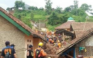 Longsor Sumedang 'Telan' Hampir 40 Nyawa, Pembagi Bansos Juga Jadi Korban Tewas Penusukan