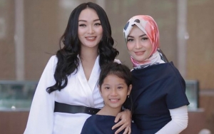 Putri Tiri Cantik Zaskia Gotik Mendadak Ancam Lukai Haters, Gara-Gara Imel Sang Ibu Dibully?