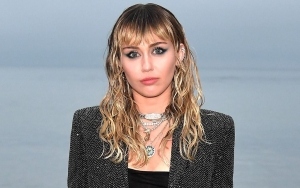 Miley Cyrus Jelaskan Kenapa Hubungan Sesama Wanita Lebih 'Masuk Akal' Untuknya