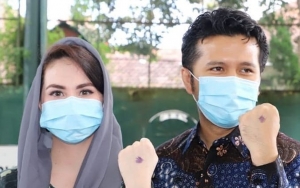 Takut Jarum, Arumi Bachsin Pegang Tangan Suami Saat Disuntik Vaksin Covid