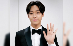 APAN Awards 2020: Lee Do Hyun Ganteng Maksimal dengan Senyum Menawan di Red Carpet