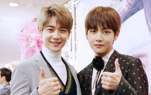Foto Minho SHINee Peluk V BTS Tuai Sorotan, Tangan Nakal Curi Fokus