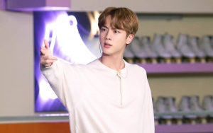 Jin Pede Sebut Rahasia Bahu Lebarnya Bawaan dari Lahir, Member BTS Sungkan
