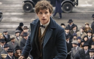 Eddie Redmayne Renang di Air Es Demi 'Fantastic Beasts 3'