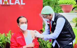 Jokowi Pakai Singlet Saat Divaksin COVID-19 Tuai Sorotan, Ternyata Demi Sosok Ini