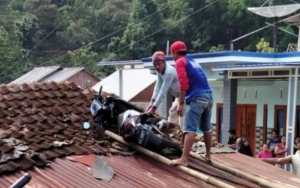Heboh Motor 'Terbang' Ke Atap, Ini Kronologi Peristiwa Menggegerkan Itu