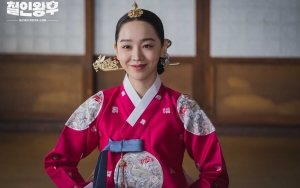 Shin Hye Sun Rebahan Cantik di Lokasi Syuting 'Mr. Queen', Fans Goda Soal Kehamilan