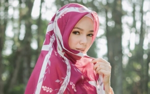 Dewi Sandra Bongkar Kisah Hidup Mendiang Sang Ayah, Tak Percaya Agama Sampai Jadi Mualaf