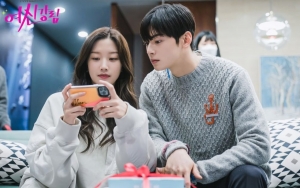 Bucin Maksimal! Begini Imutnya Cha Eunwoo Saat Dekati Moon Ga Young di 'True Beauty'
