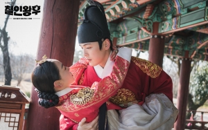 Kim Jung Hyun Posting Foto Kencan Pertamanya Dengan Shin Hye Sun di 'Mr. Queen'