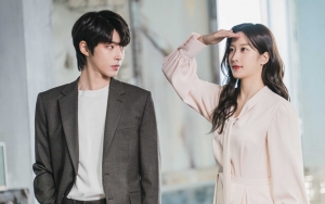 Moon Ga Young Bergantung Pada Hwang In Yeop  Saat Syuting di Ice Rink 'True Beauty'