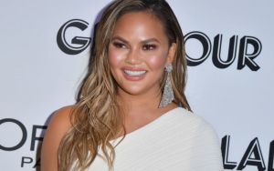 Chrissy Teigen 'Pamer' Perut Penuh Perban Usai Jalani Operasi