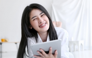 Jangan Hanya Ikut Tren, Ketahui 8 Efek Samping Kawat Gigi Sebelum Memasangnya