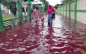 Bikin Geger, Pekalongan Direndam Air Banjir Berwarna Merah