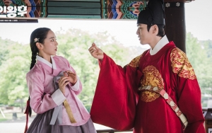 Uwu Banget! Tatapan Cinta Kim Jung Hyun Pada Shin Hye Sun di 'Mr. Queen' Jadi Perbincangan