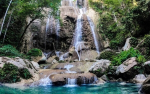 7 Tips Aman Berwisata ke Air Terjun Saat Musim Hujan, Wajib Pakai Sandal Antiselip!