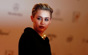 Miley Cyrus Tahan Nangis Saat Tampilkan 'Wrecking Ball' di Super Bowl Pre-show, Kenapa?