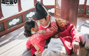 Shin Hye Sun Rangkul Mesra Kim Jung Hyun di Sela-Sela Syuting 'Mr. Queen'