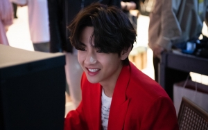 V BTS Pernah Minta Penggemar Berhenti Ambil Foto, Alasannya Manis Banget