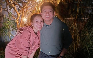 Ayu Ting Ting Senyum Tegar Pamer Kado Valentine, Makcomblang Sindir Cara Adit Batalkan Nikah?
