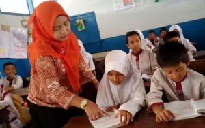 Bukan Imbas Posting Gaji Rp700 Ribu, Ternyata Ini Alasan Pemecatan Guru Honorer Via Pesan Singkat